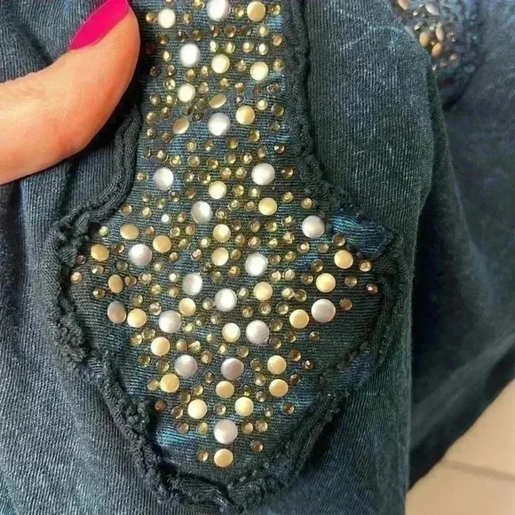 Maurices Cap Sleeve Rhinestone & Stud Cross Top Size Medium - Picture 6 of 10